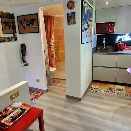 Romantic Ideal Young Couple Portable Aircon Апартаменты