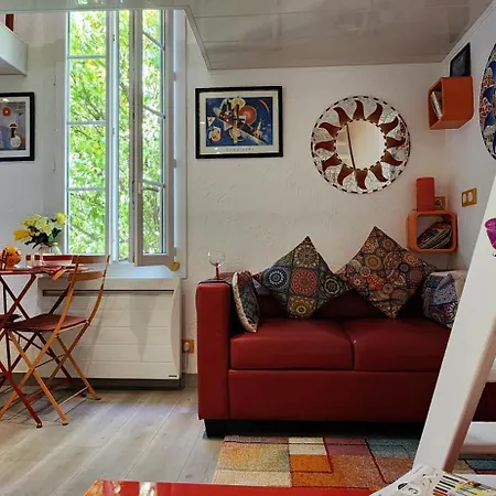 Romantic Ideal Young Couple Portable Aircon * Collioure